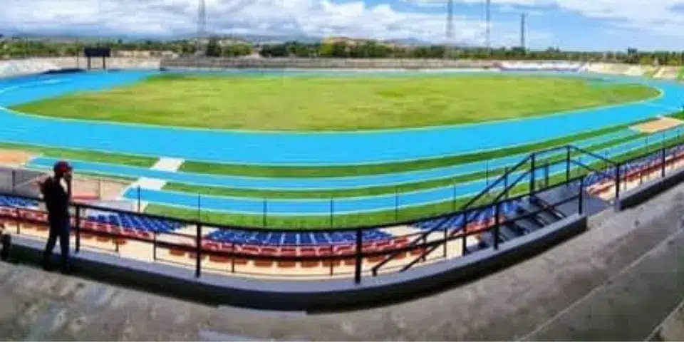 Vista de la cancha de grama natural en polideportivo de Cumaná
