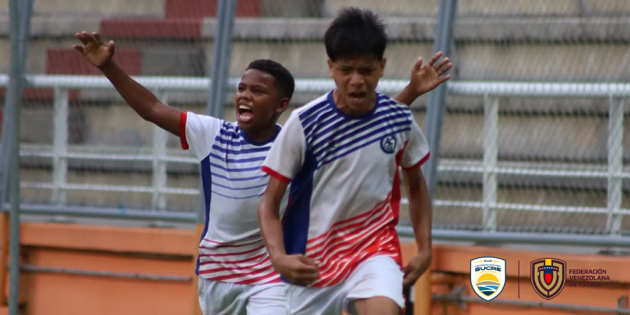 Luis Astor y Julio Marín Celebarndo un Gol de Atlético Camino