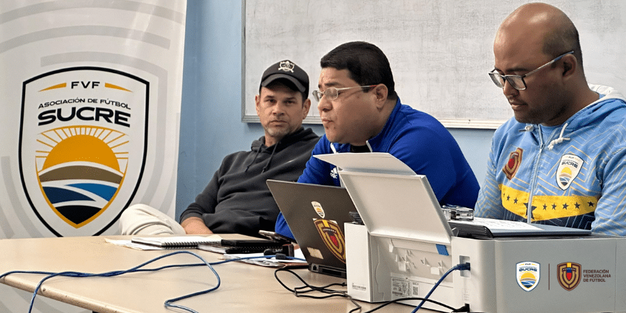 Lic. Jesús Márquez dirigiéndose a los presentes